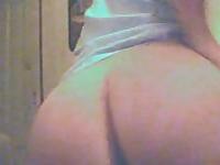 Schlampe strippt und zeigt ihren Arsch