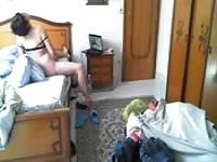 Versteckte Kamera filmt Tussi beim Masturbieren