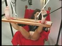 Vollbusige Ehefrau wird im Keller bestraft