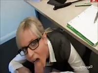 Eine Sekretärin unter'm Tisch