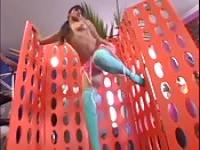 Sexy Brünette befummelt sich