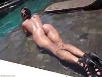 Sexy Latina am Pool