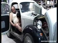 Fick mit einem alten Mann, in dessen Wagen