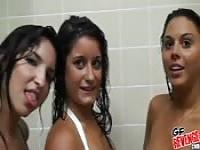 Drei Nutten streicheln sich gegenseitig in der Dusche