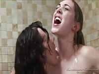 Wilder Lesbensex unter der Dusche