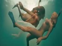 Berühmte Girls nackt unter Wasser