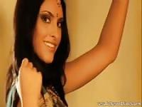 Sexy Bollywood goddess dances so sensually