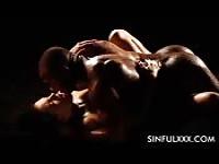 Une femme baisée par un étalon bien dur