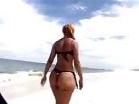 Culona brasileña taponada por un negro en la playa