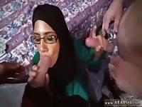 Une jeune arabe voilée suce deux queues
