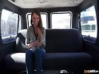 Checa jovencita recibe su pago