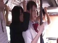Colegiala asiática folla en el autobús