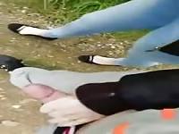 Ragazza inglese amatoriale che mostra le tette