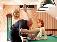 Rothaariger Teen ist riesiger Billardfan