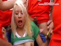 Latina jovencita es follada por todo el equipo de fÃºtbol