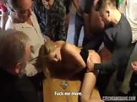 HeiÃe Blondine liebt es im Rudel