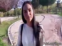 Teen sÃ©duite au parc