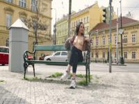 Jill aguiche les fans avec ses seins et ses fesses nus